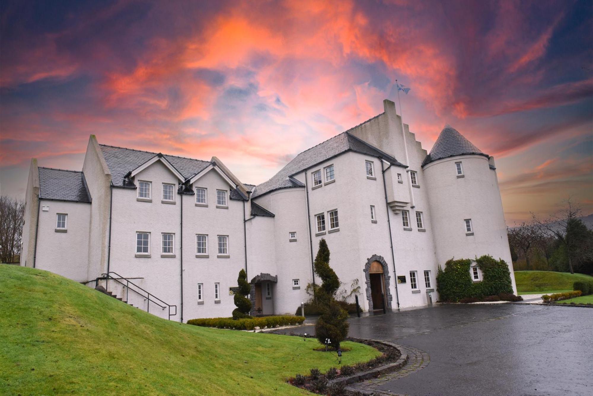Glenskirlie Castle Hotel Banknock Bagian luar foto